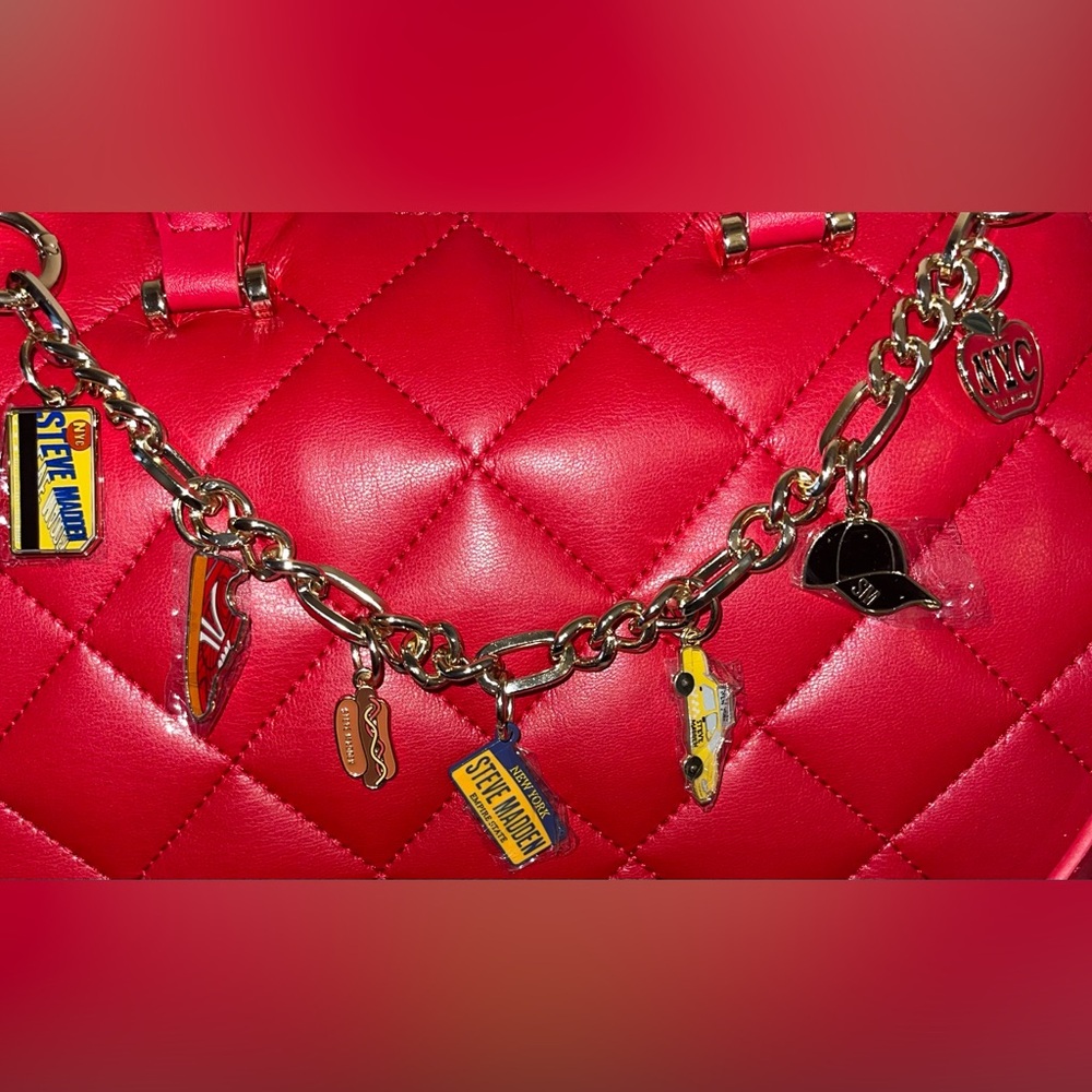 NWT Stunning Steve Madden Red Quilted Handbag w/ NYC theme charms & adj. strap - Picture 6 of 9
